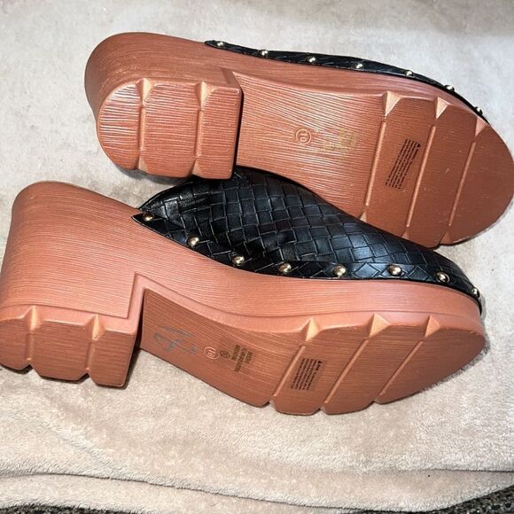 ✨ NWOT✨ATALINA FAUX LEATHER WOVEN PATTERN STUDDED HEELED CLOGS✨ - Picture 6 of 9